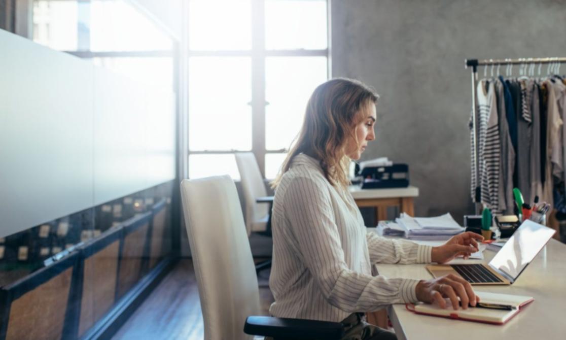 Participantes trabajando en análisis presupuestario durante sesión práctica