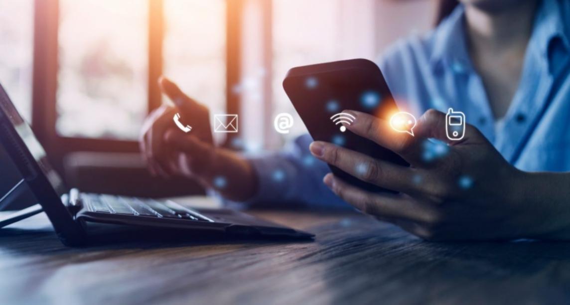 Profesionales trabajando en análisis financiero colaborativo