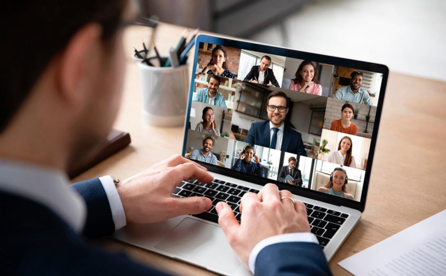 Profesionales analizando datos financieros y realizando proyecciones presupuestarias