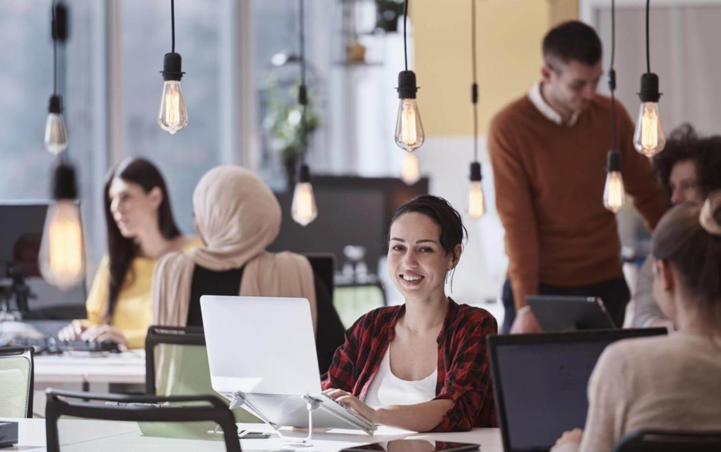 Análisis detallado de datos financieros y proyecciones presupuestarias