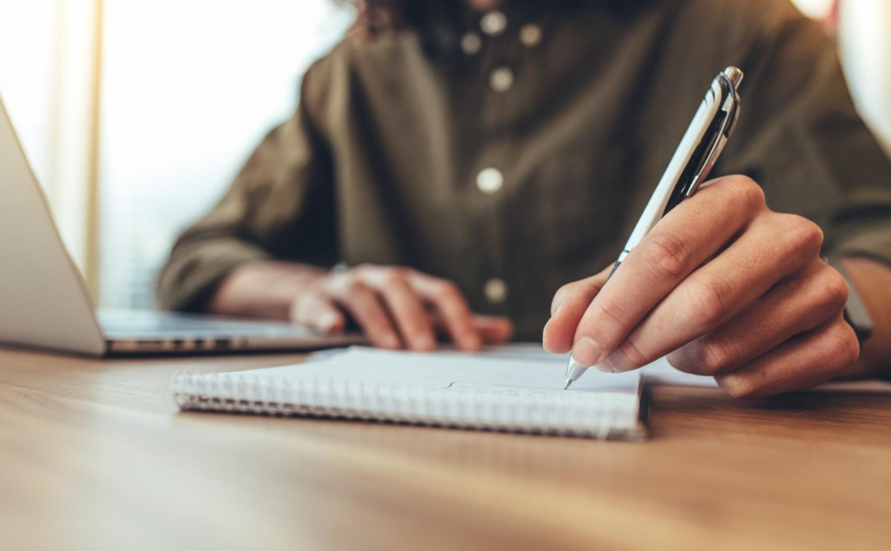 Sesión de trabajo grupal en programa de presupuestación empresarial